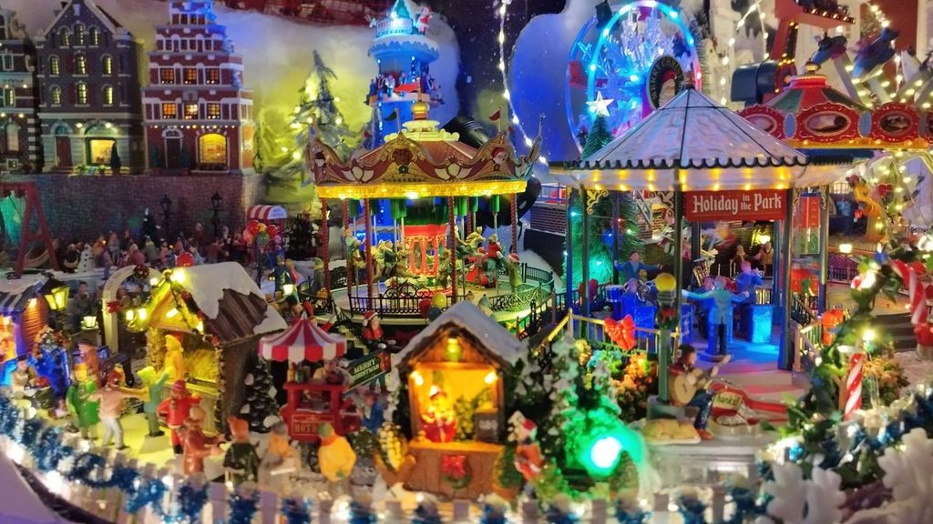 Así es la villa navideña de Ximo Sánchez: un tren, 2.000 figuras y 60 casas