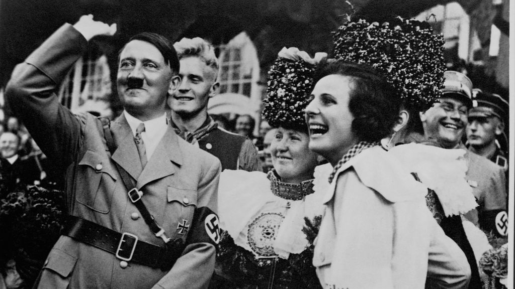 Felliini tuvo a Mastroianni, pero Leni Riefenstahl tuvo a... Hitler. Aquí directora y muso pasándola dabuten.