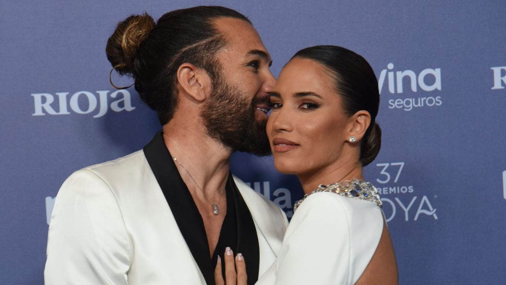 India Martínez e Ismael Vázquez posando en una alfombra roja