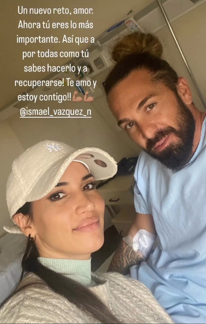 India Martínez junto a su chico Ismael Vázquez tras ser operado