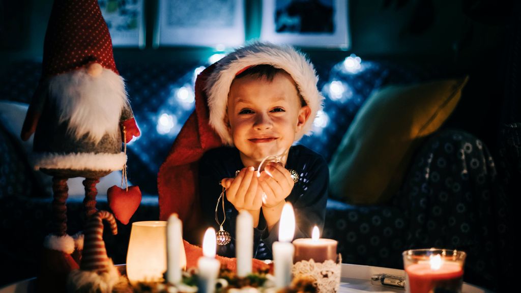 Los niños esperan con ilusión los regalos de Navidad