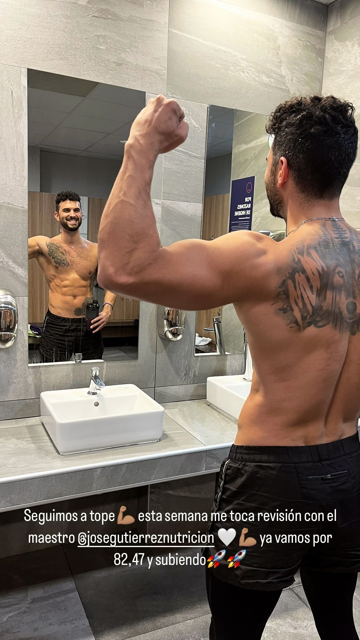 Suso Álvarez enseña sus avances en el gimnasio