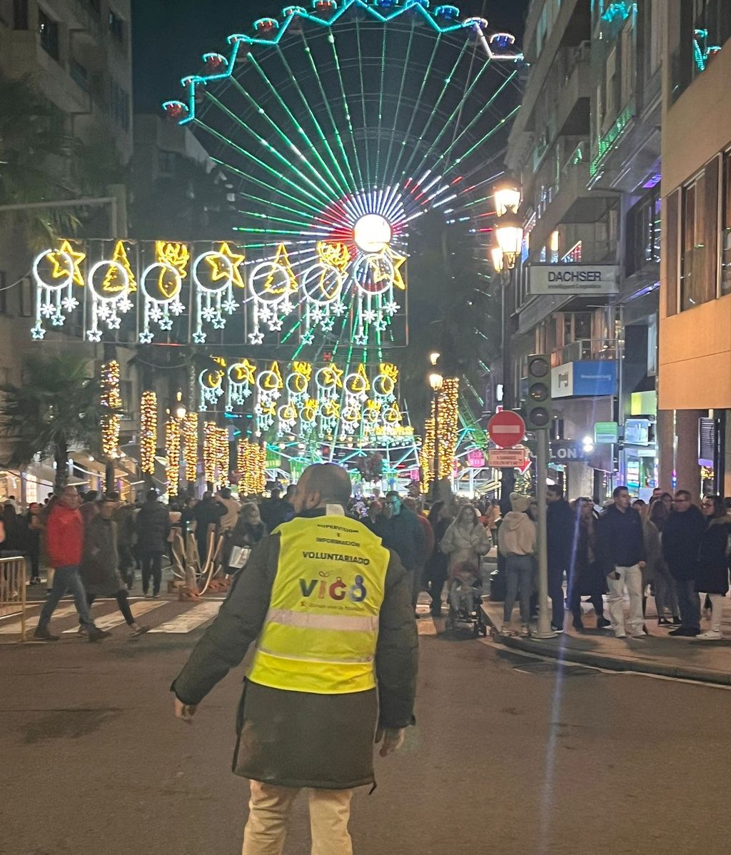 Un voluntario regula el tráfico en Vigo el primer fin de semana de diciembre