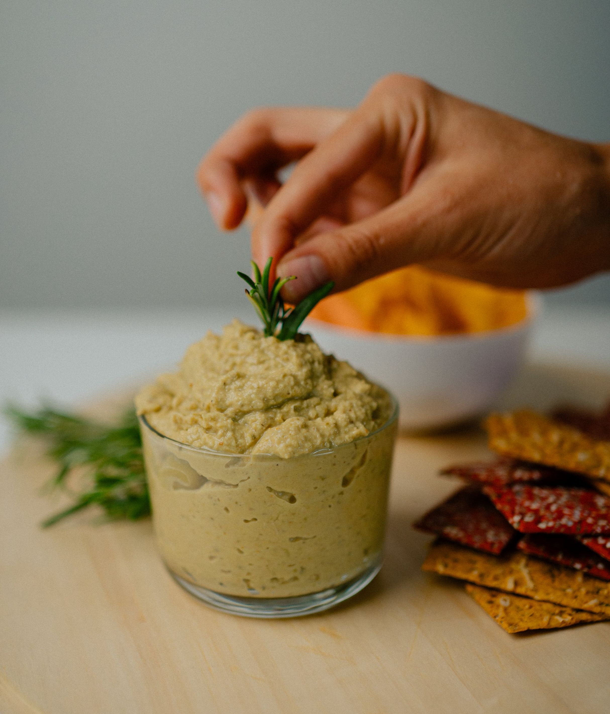 Aperitivo con crema de aguacate. FUENTE: Pexels