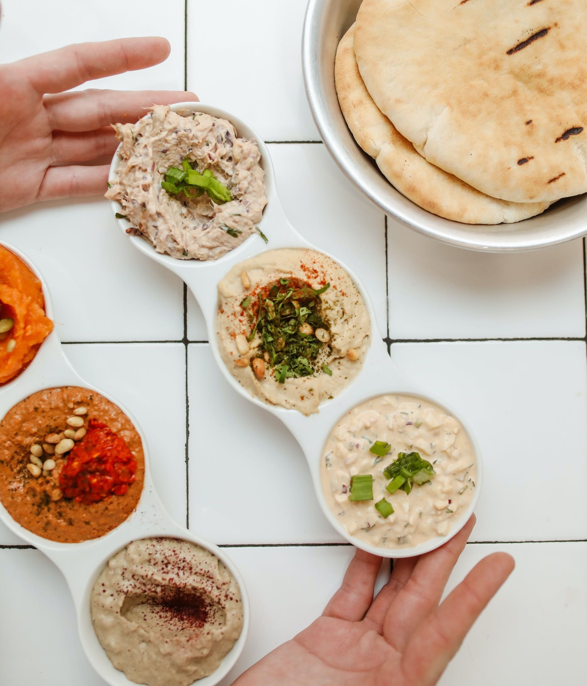 Aperitivo con hummus. FUENTE: Pexels