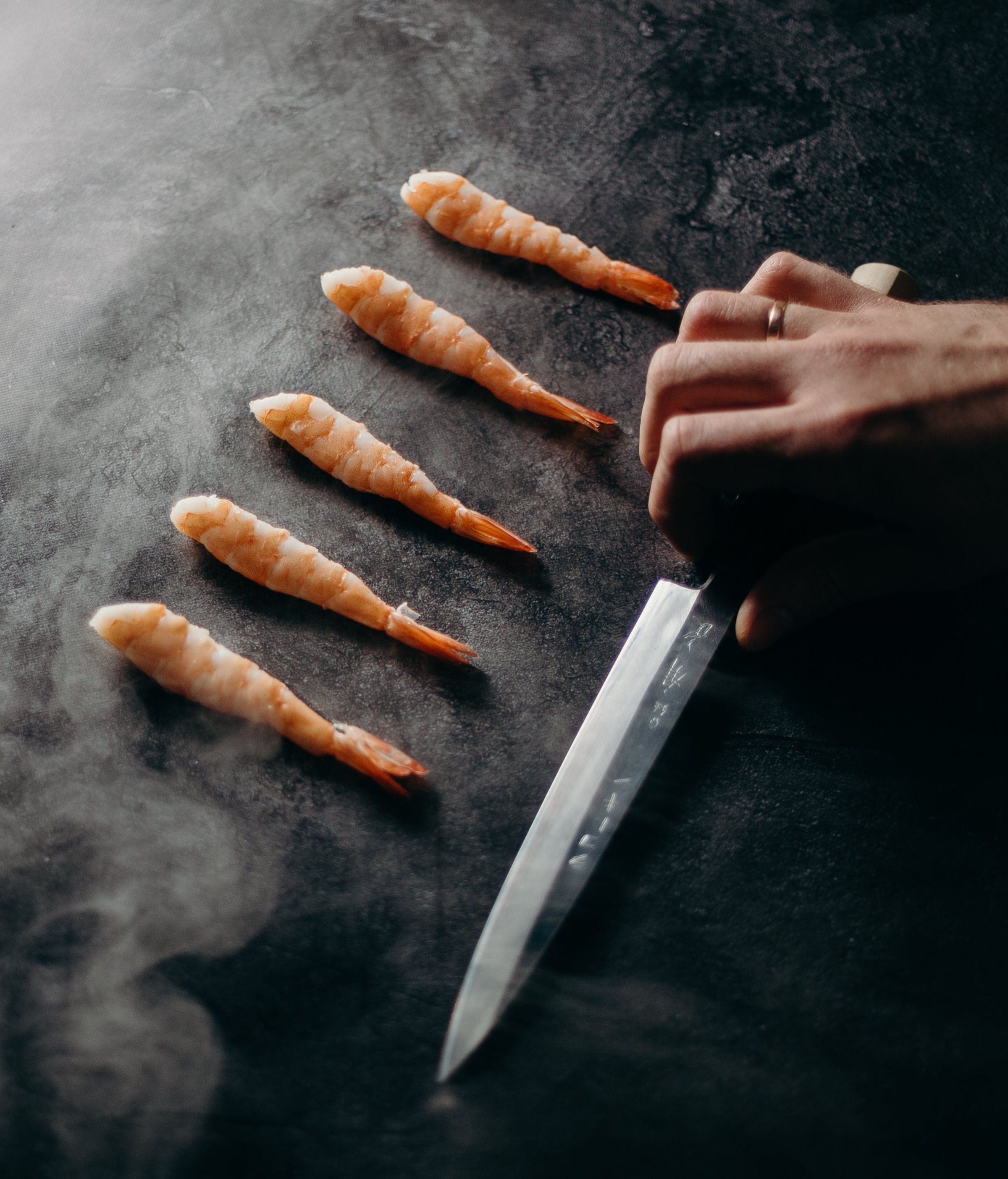 Prepara un carpaccio de langostinos. FUENTE: Pexels