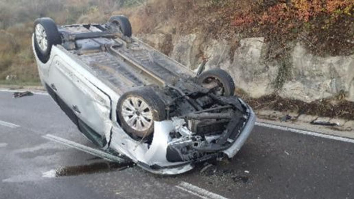 Coche volcado en la carretera B-431 en el municipio de Artés (Barcelona)