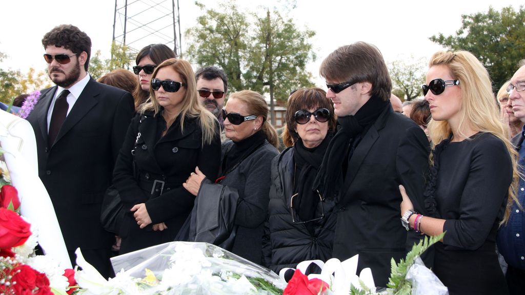 Diana Patricia (con bolso y junto a su hermano Paco), en el funeral de su padre en 2010