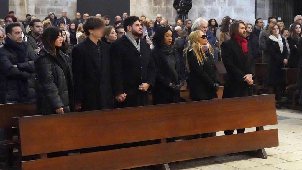 Diana Patricia, junto al resto de la familia en la primera fila del funeral de Concha Velasco
