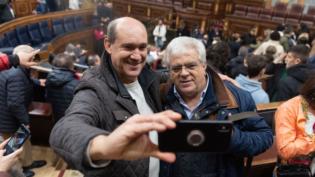 Dos hombres se hacen un selfie durante la Jornada de Puertas Abiertas en el Congreso de los Diputados