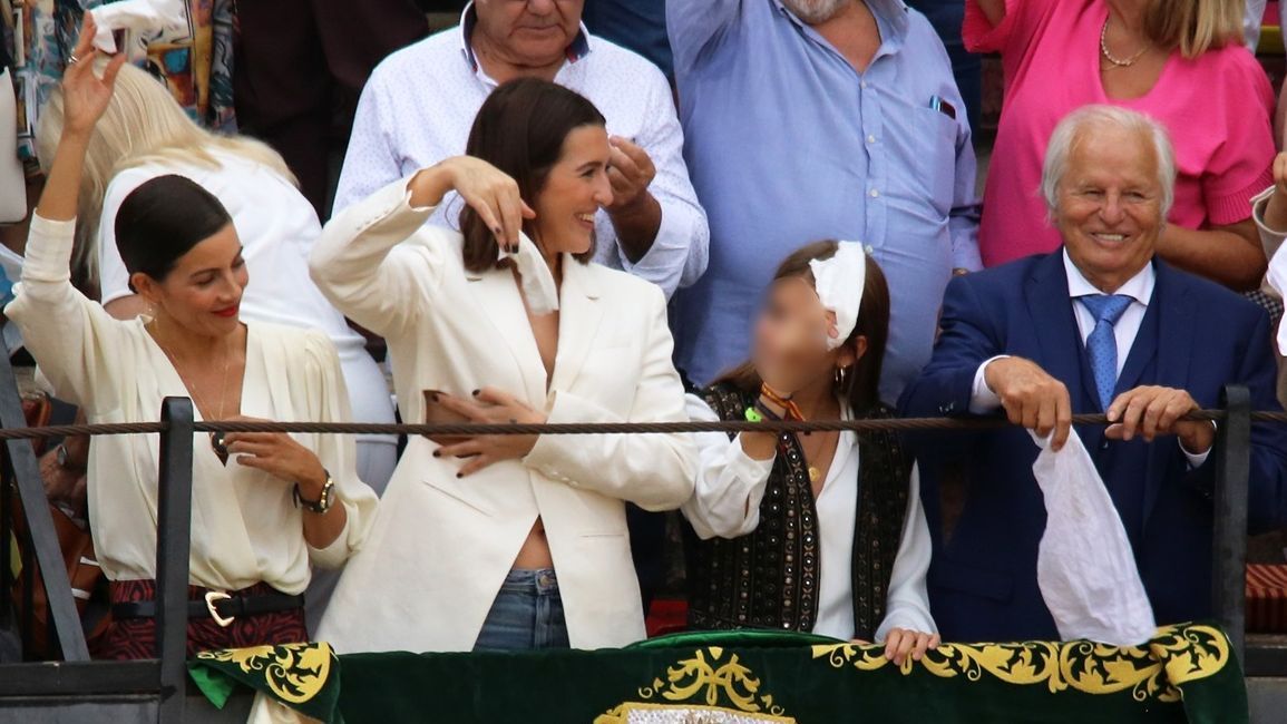 La retirada de los ruedos de Manuel Díaz 'El Cordobés'. Sobre estas líneas, la familia del diestro.