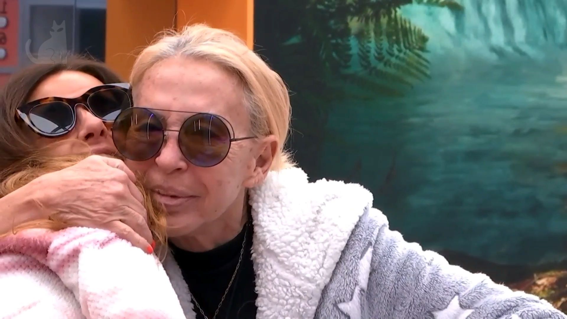 Laura Bozzo abraza a Carmen Alcayde