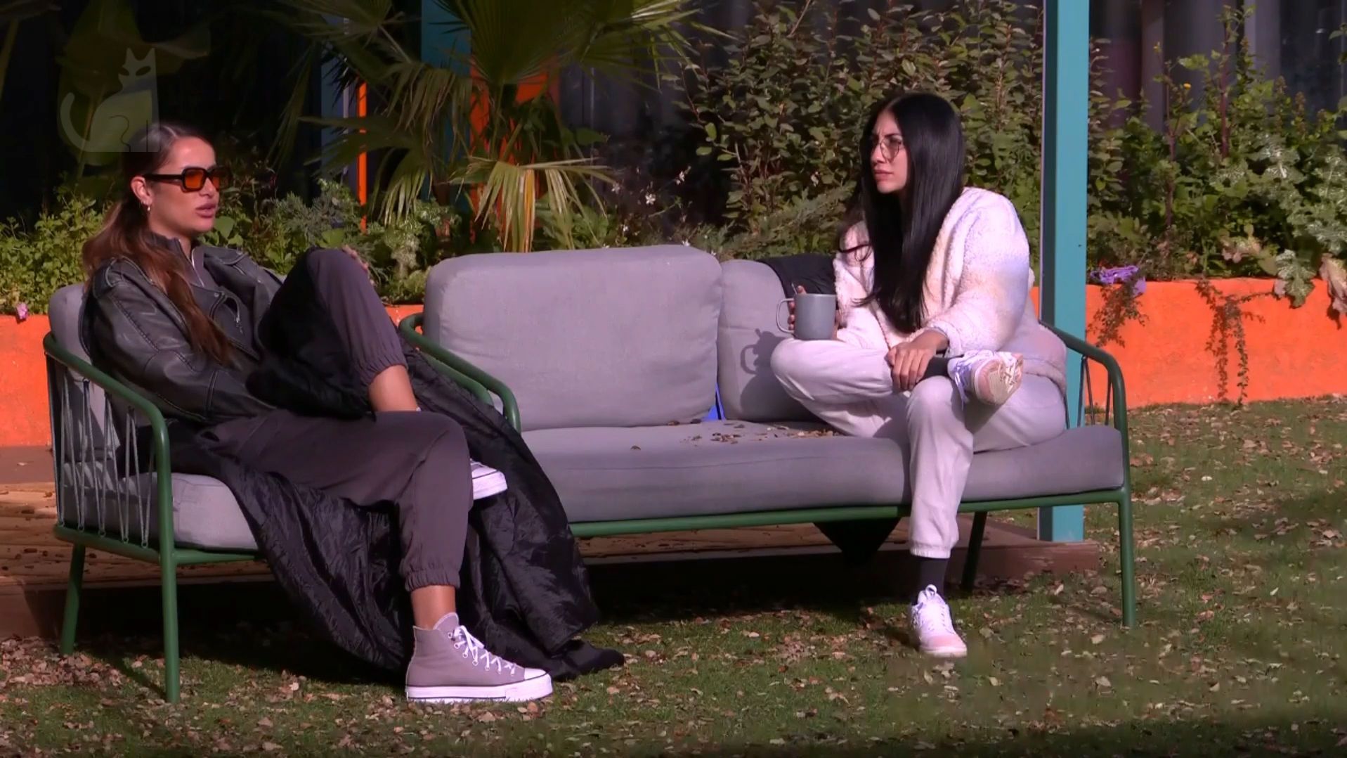 Pilar Llori y Naomi Asensi charlan en el jardín