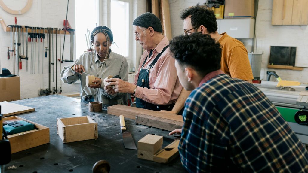 Trabajadores de varias generaciones coinciden en una empresa de carpintería