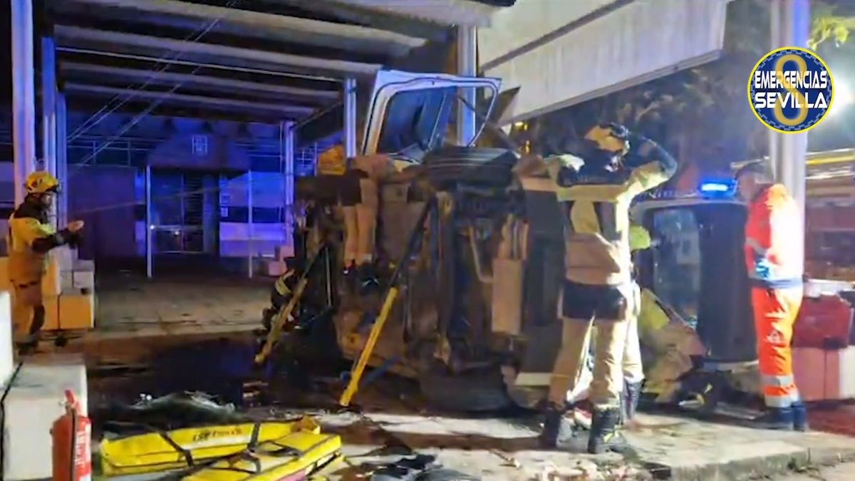 Accidente aparatoso en La Cartuja, en Sevilla capital