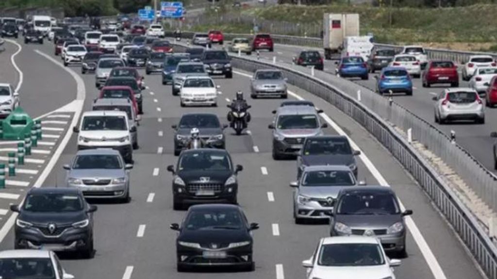 Accidentes y atascos complican la operación retorno del puente de la Constitución