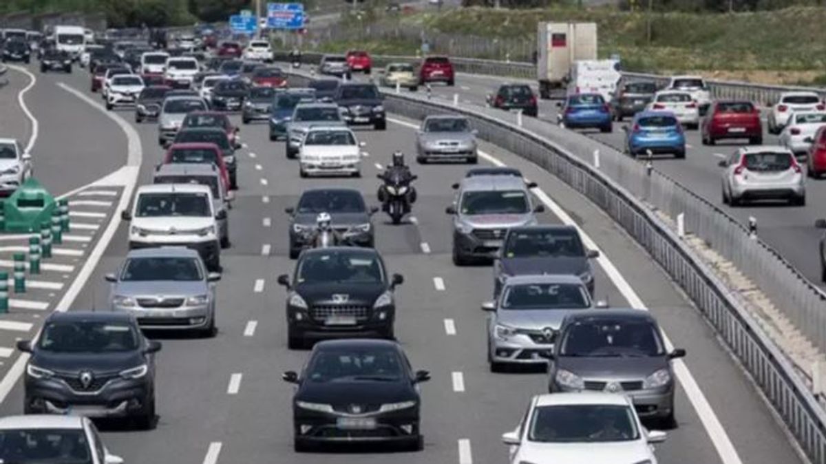 Accidentes y atascos complican la operación retorno del puente de la Constitución