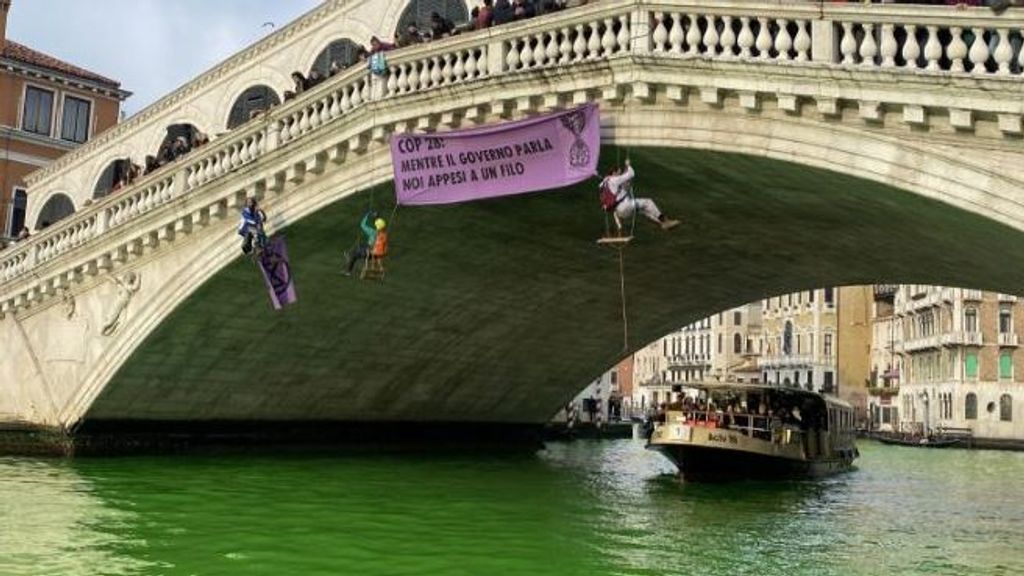 Activistas tiñen las aguas del Gran Canal de Venecia en protesta por la inacción de los políticos