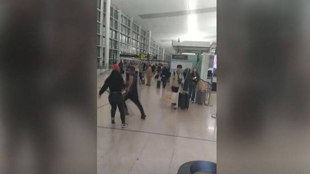 Cuatro detenidos en una multitudinaria pelea en el aeropuerto de El Prat en Barcelona