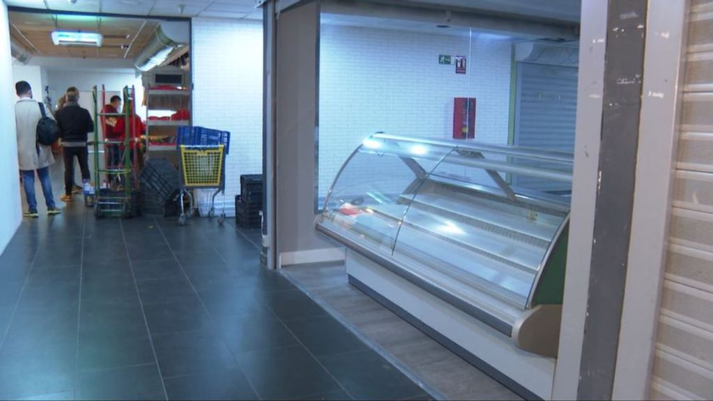 Un fondo tapia el acceso a comerciantes del Mercado de Torrijos en Madrid