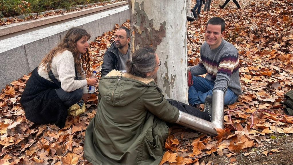 Activistas se atan a los árboles para tratar de evitar las 523 talas por la ampliación en Madrid de la L11