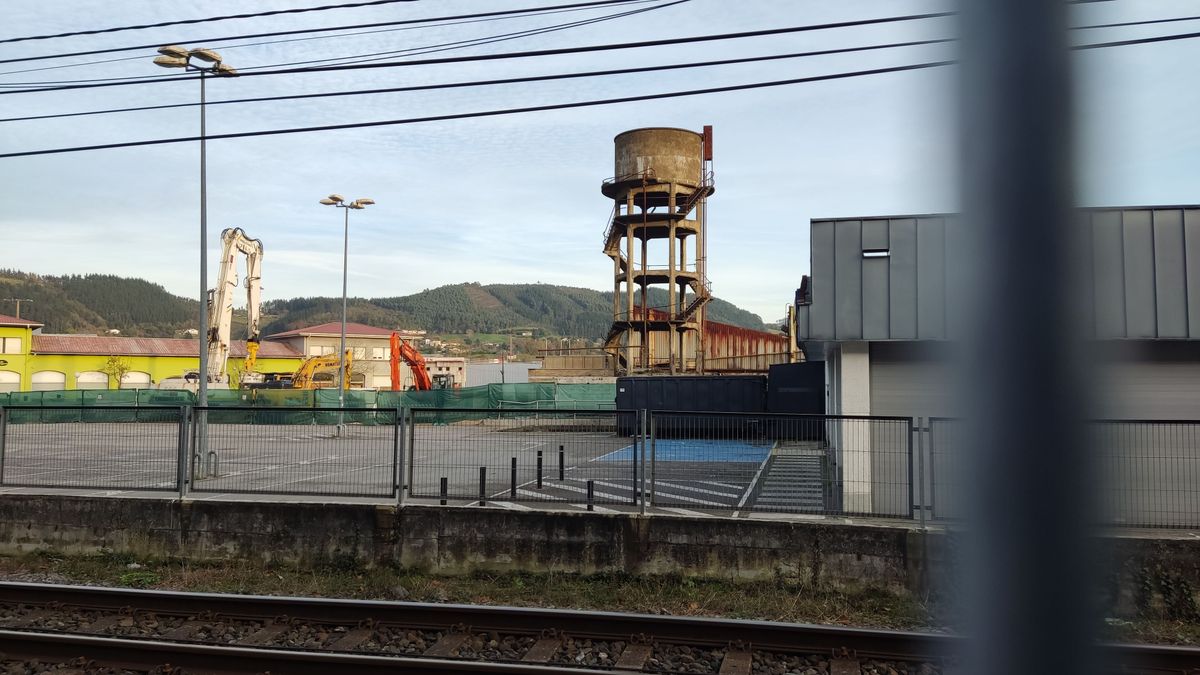 Antiguo depósito de agua de la fábrica Los Pirineos de Gernika, en la actualidad