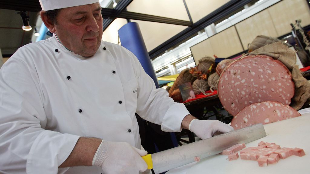 Cortando mortadela en el Salón del Gusto en Berlín