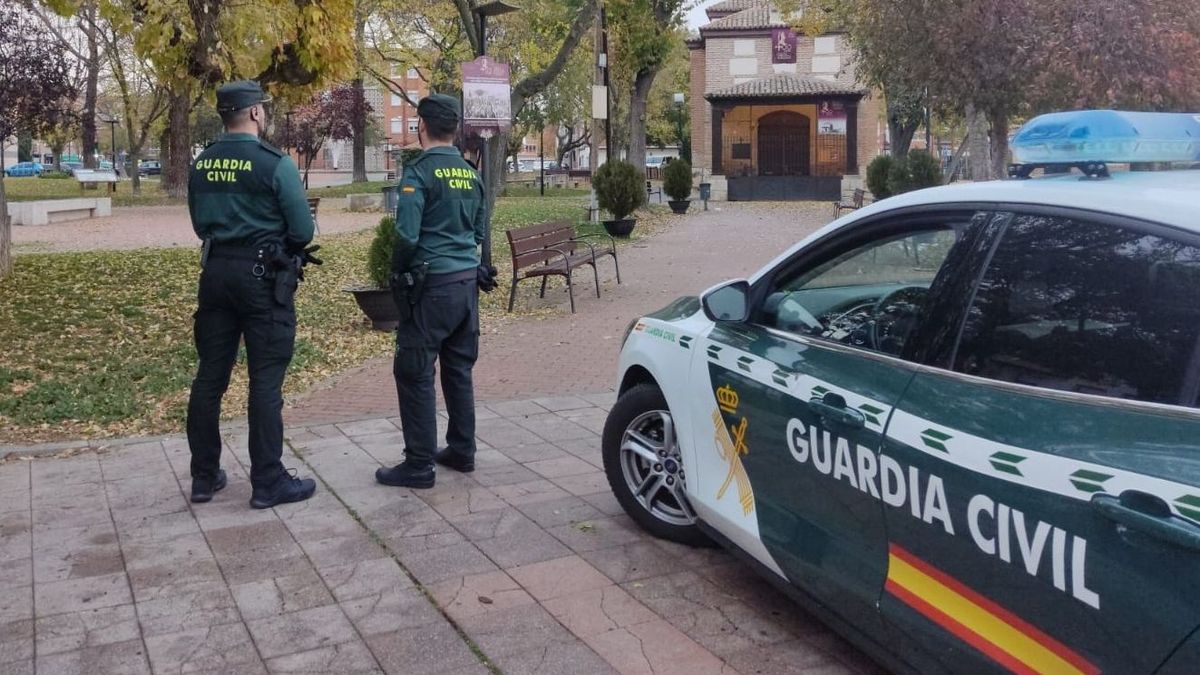 Dos agentes de la Guardia Civil