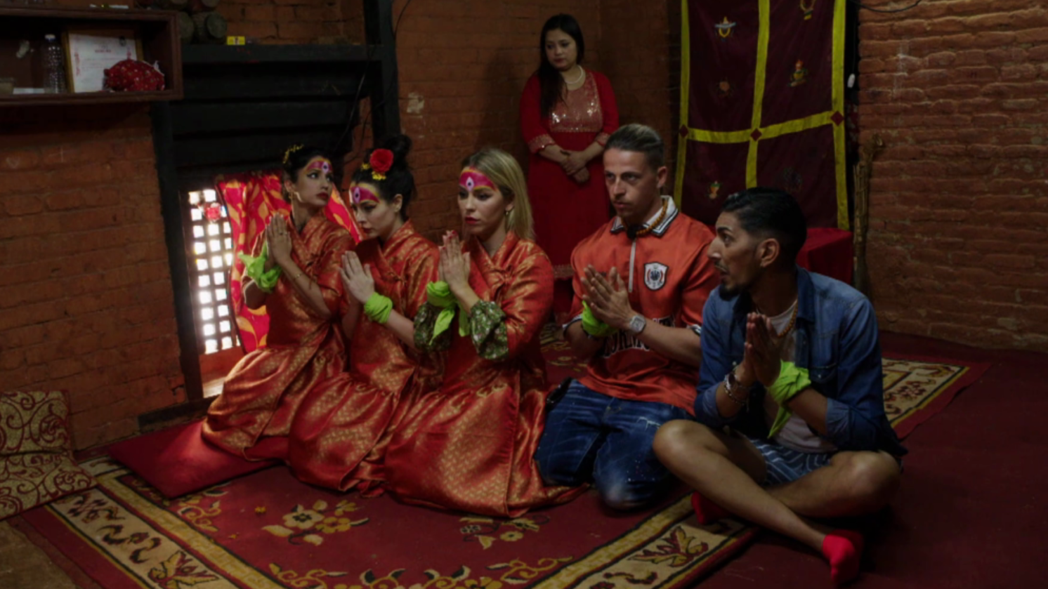 Los concursantes se preparan para conocer a la diosa Kumari