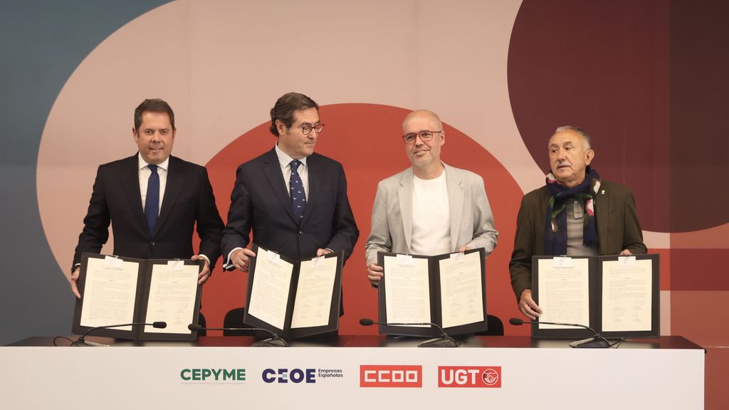 Los presidentes de CEOE y CEPYME, Antonio Garamendi (2i)y Gerardo Cuerva (1i), y los secretarios generales de UGT y CCOO, Pepe Álvarez (1d) y Unai Sordo "d), respectivamente
