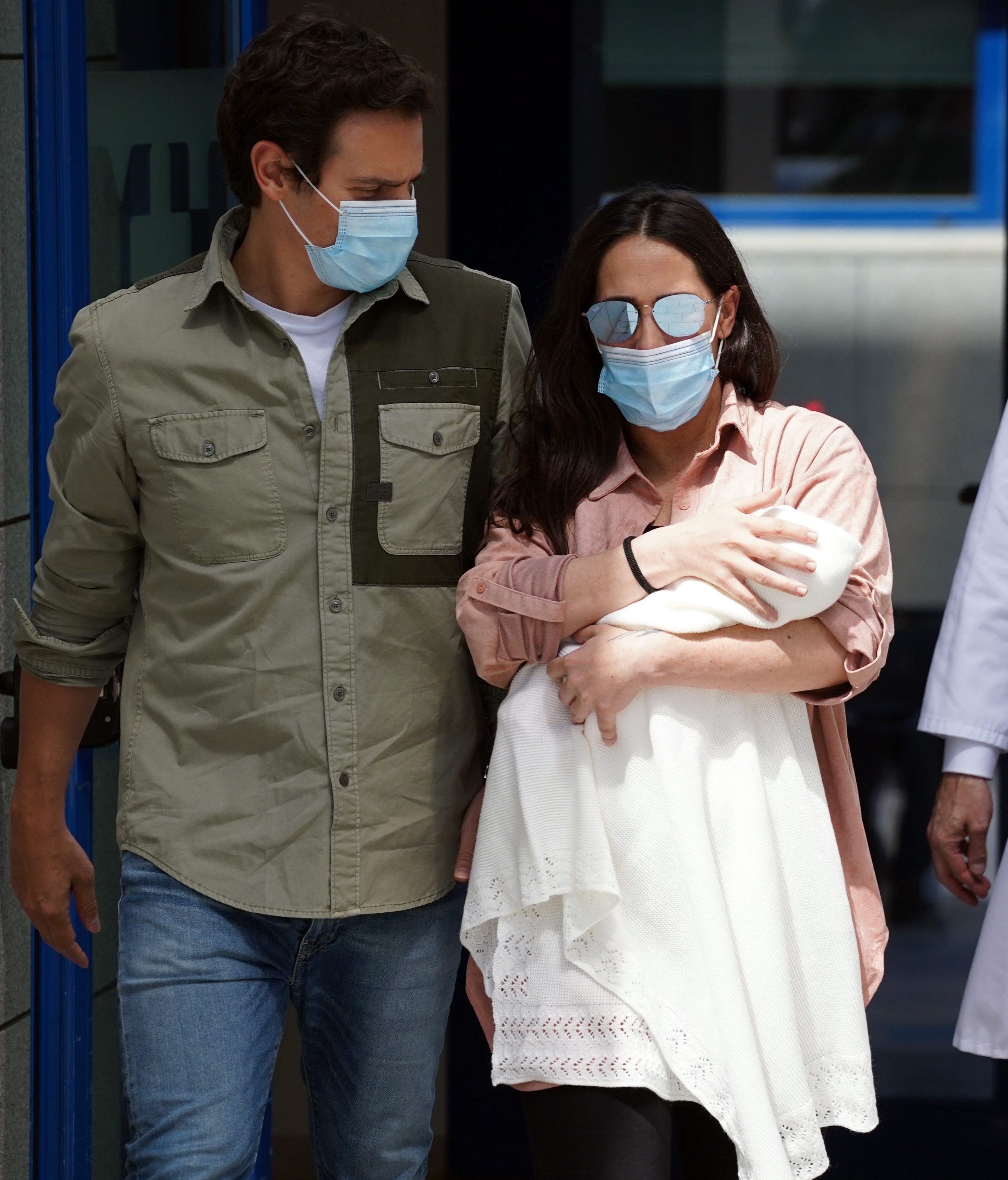 Malú y Albert Rivera a la salida de la llegada al mundo de su hija Lucía.