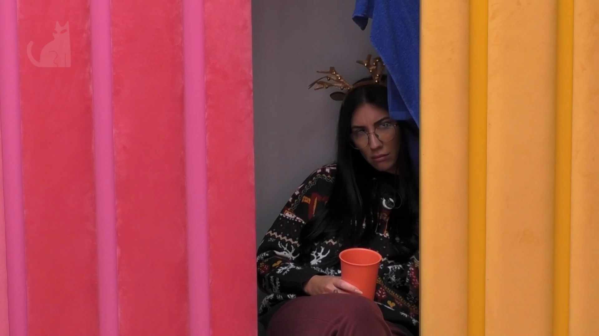 Naomi desanimada en el vestidor