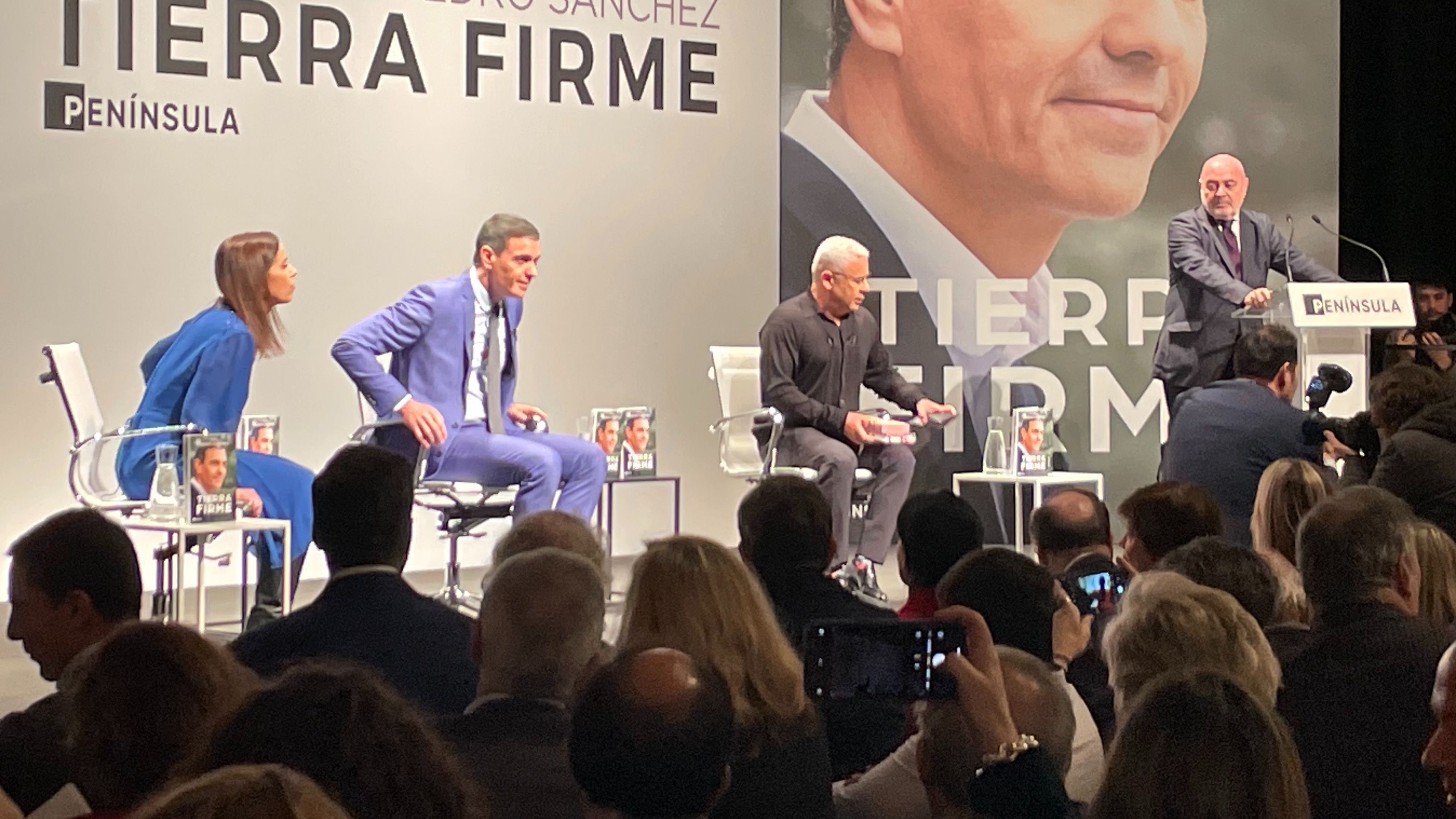 Pedro Sánchez, Jorge Javier Vázquez y Ángeles Caballero suben al escenario
