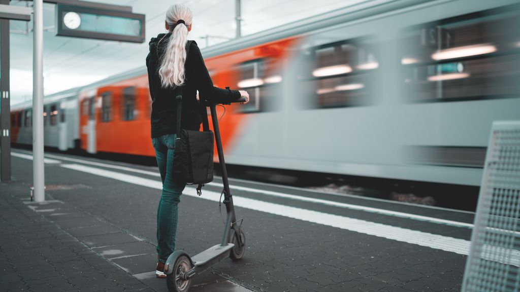 Renfe prohíbe desde hoy el acceso con patinetes eléctricos a todos sus trenes y podrá echarte si lo intentas