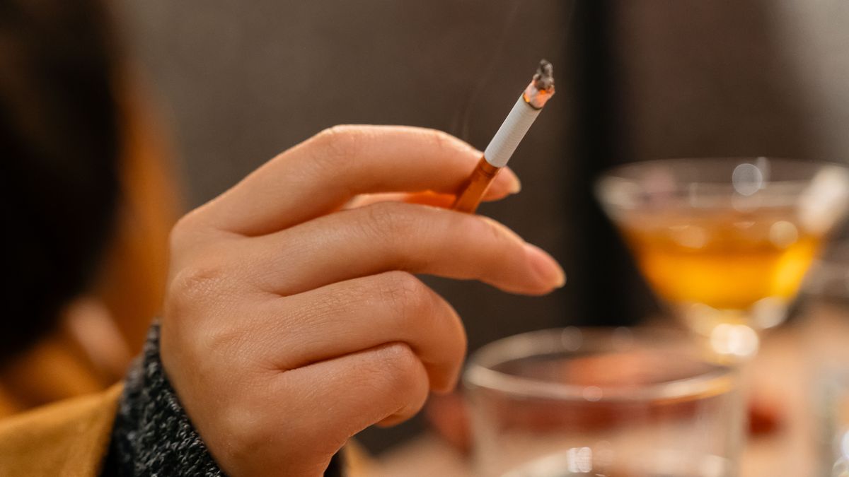 Sanidad retoma la ley antitabaco: regulará el uso de vapeadores y podría prohibir fumar en playas y terrazas