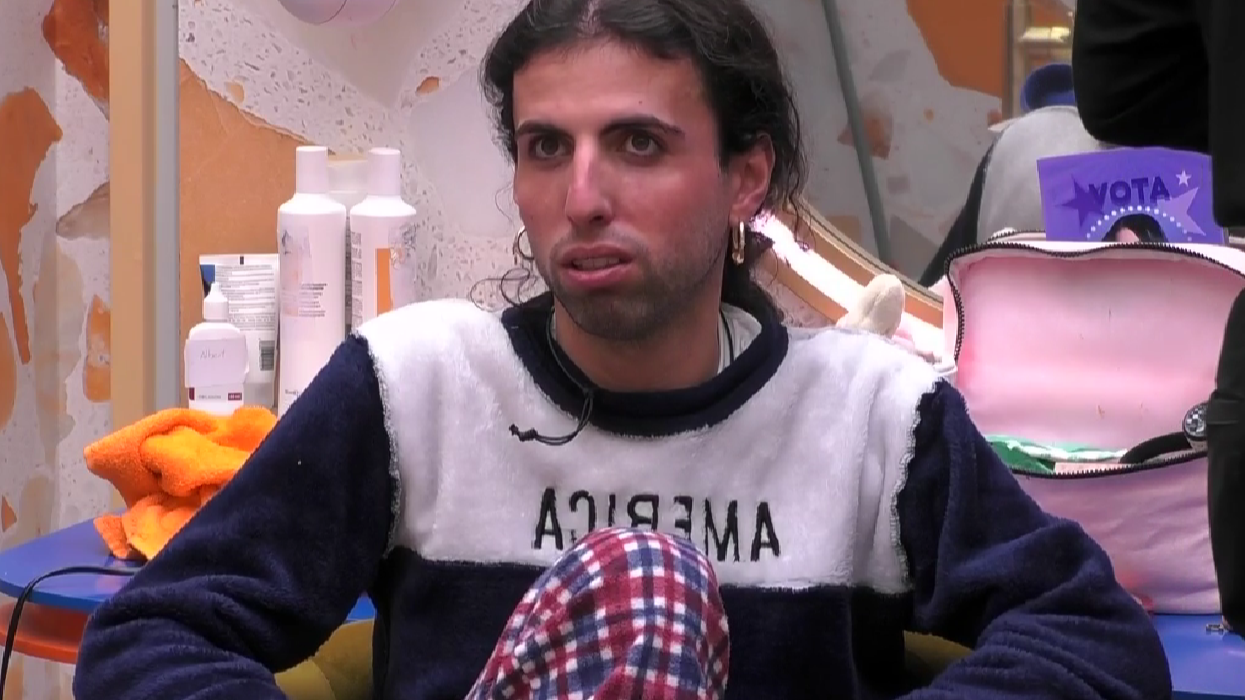 Albert le tira una puya a Luis