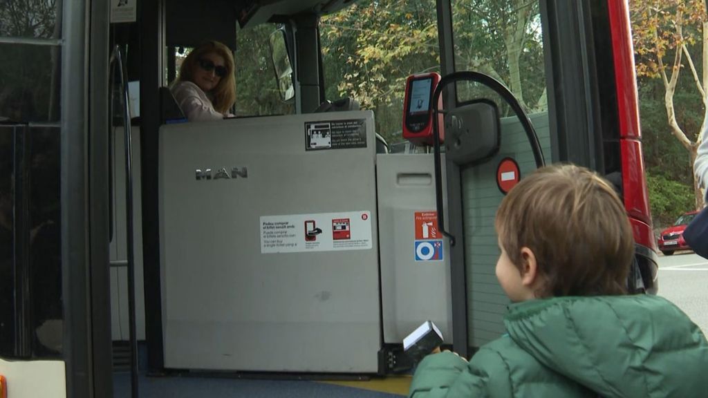 Aran hablando con la conductora de autobús