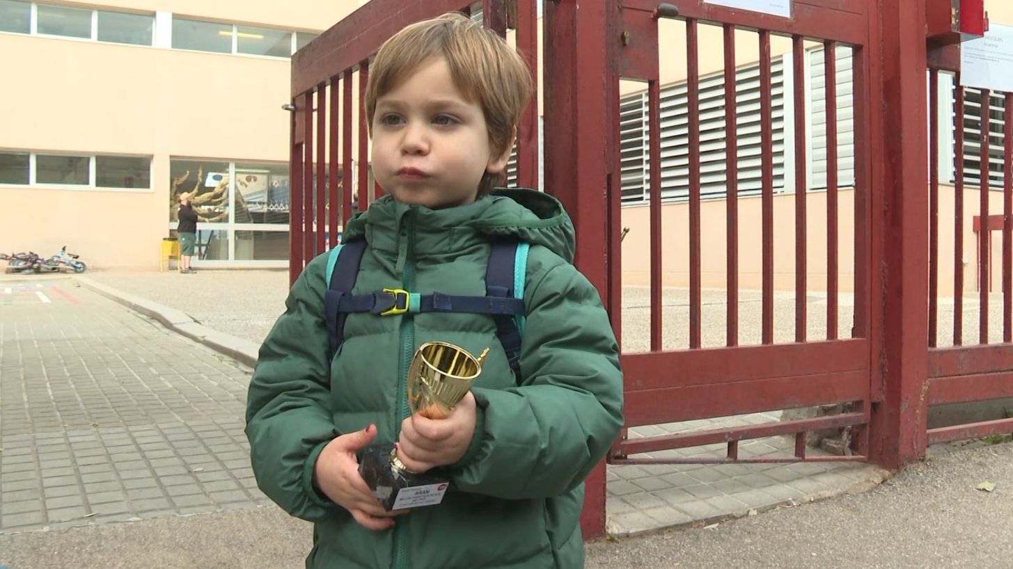 Aran junto a su padre