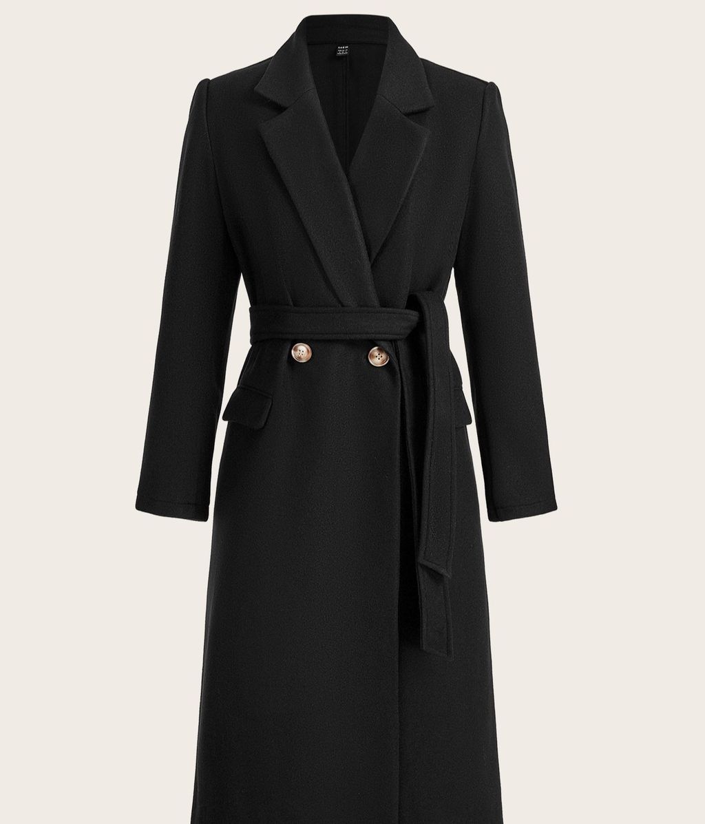 El abrigo negro con el que elevarás tu look a otro nivel