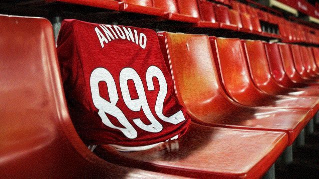 El desgarrador homenaje del Granada al aficionado fallecido en la grada