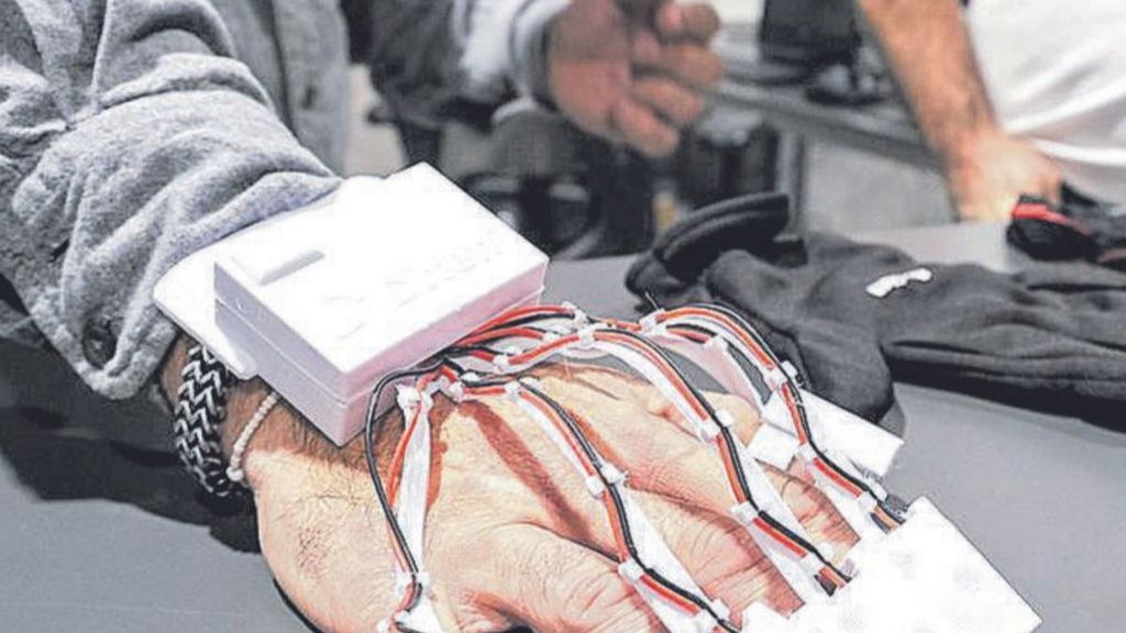 El innovador guante con inteligencia artificial que revoluciona el diagnóstico del párkinson