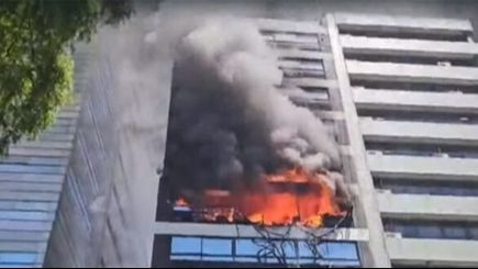 Incendio en un edificio junto al Ministerio de Trabajo de Argentina: hay personas atrapadas en la terraza