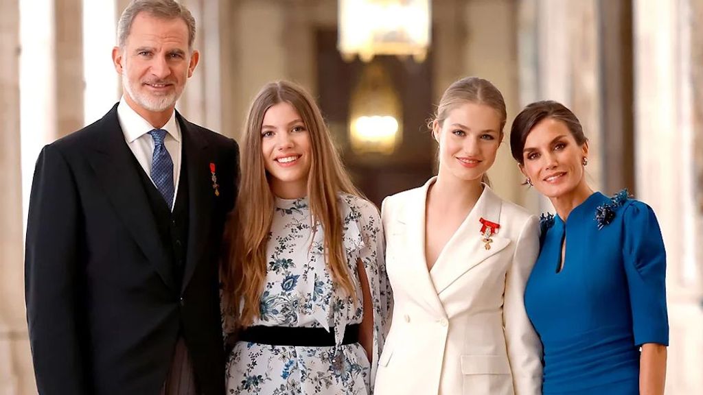 El tierno gesto entre Leonor y Letizia que esconde la felicitación navideña de la familia real