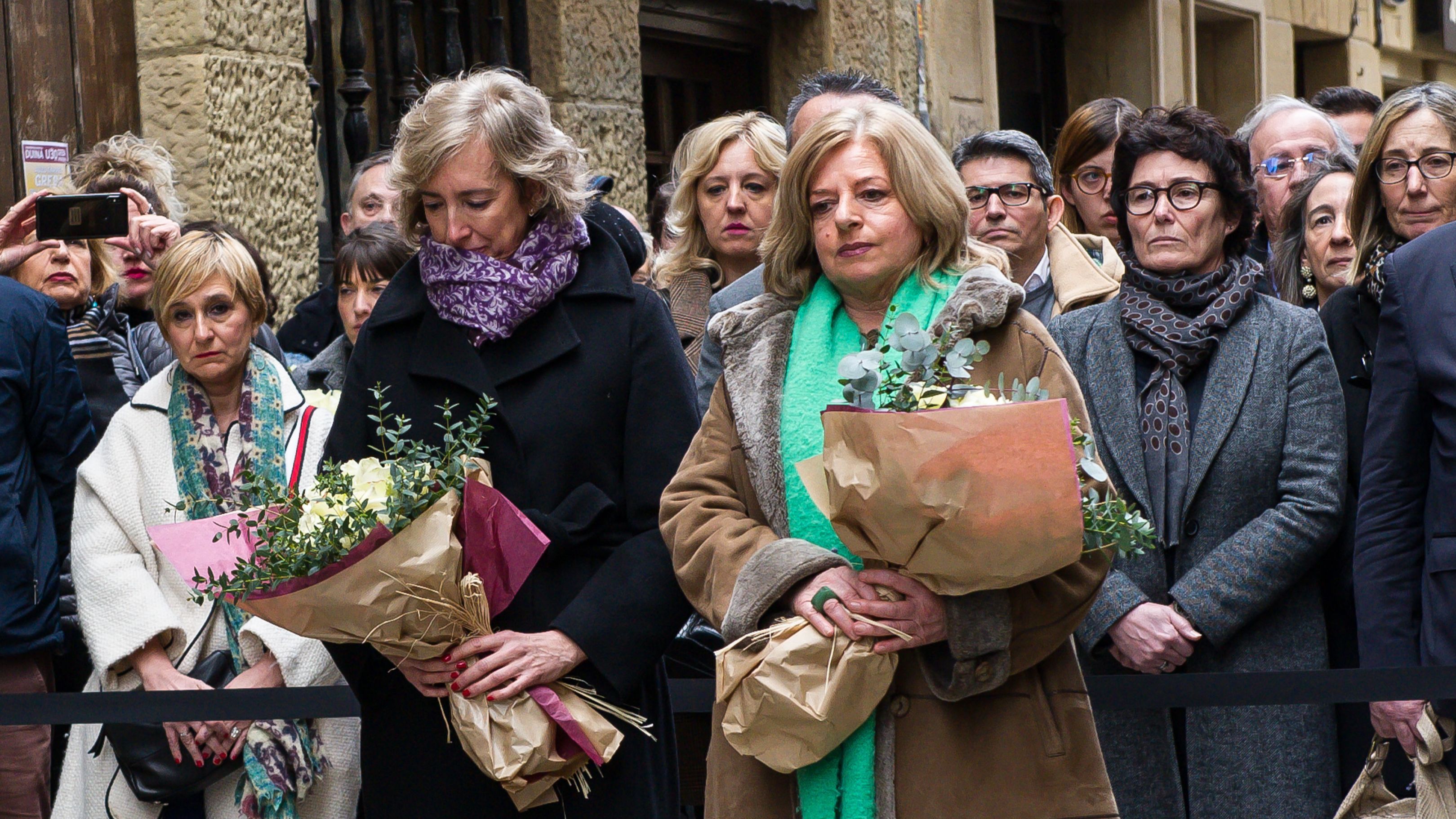 La viuda de Gregorio Ordóñez y presidenta de la 'Fundación Gregorio Ordóñez Fenollar', Ana Iribar, y la presidenta de COVITE (Colectivo de Víctimas del Terrorismo) y hermana de Gregorio Ordóñez, Consuelo Ordóñez, participan en el acto en el que se descubre una placa en recuerdo del político vasco asesinado por ETA
