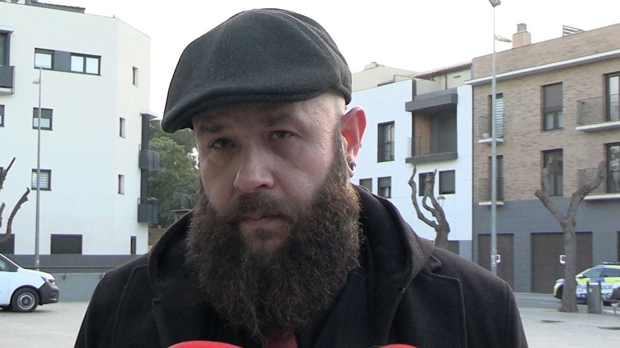 Manel Castro, hermano de Itziar Castro, en su capilla ardiente