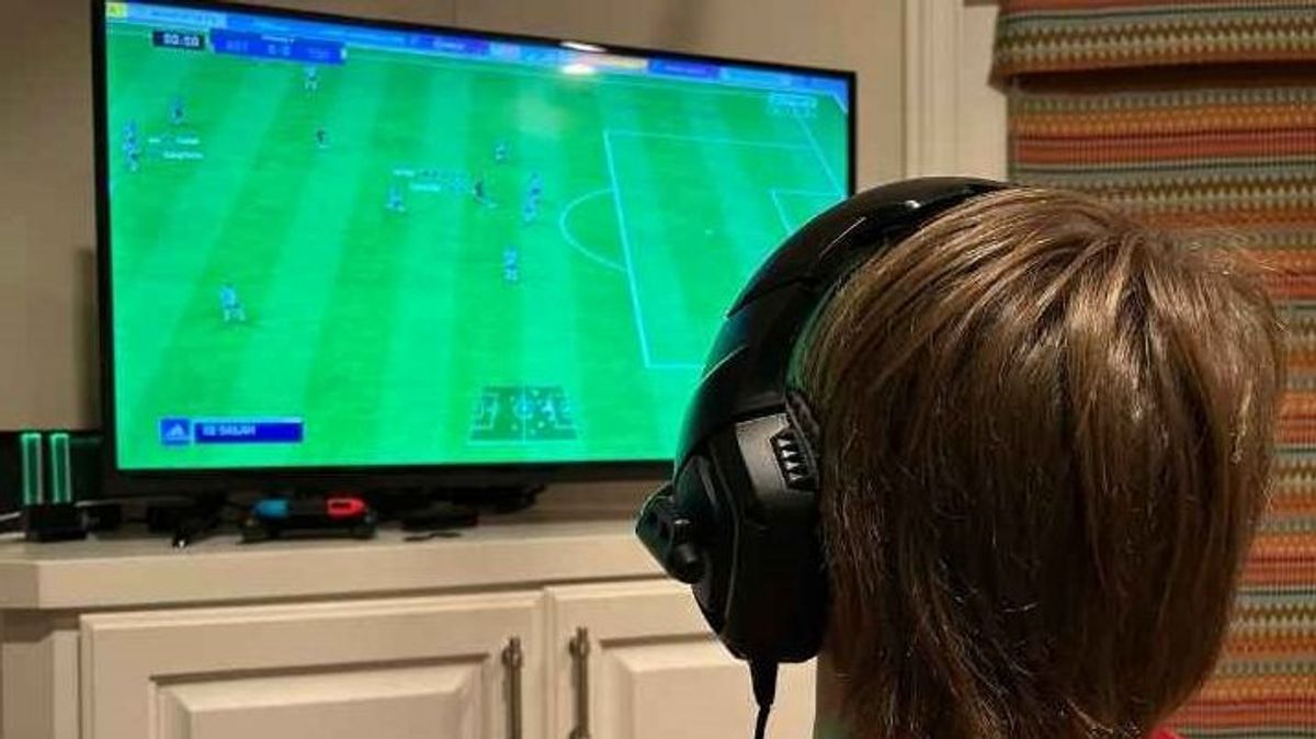 Niño jugando a un videojuego