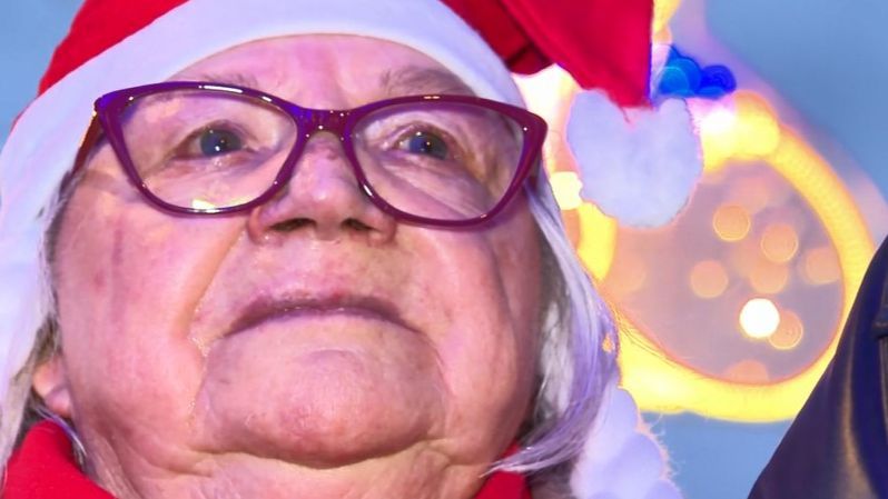 Taxistas pasean por las luces de Navidad de Vigo a ancianos de residencias