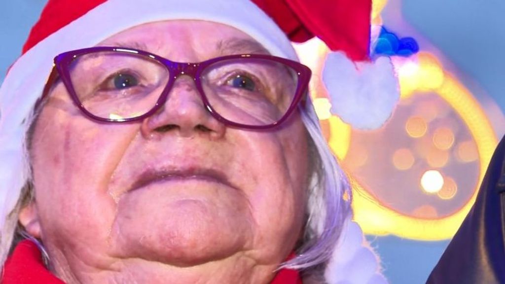 Taxistas pasean por las luces de Navidad de Vigo a ancianos de residencias