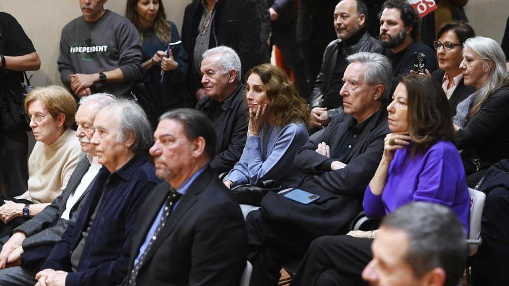 Varios invitados asisten a la Entrega de la Medalla de Honor de la SGAE a Joan Manuel Serrat, en la sede de la SGAE en Madrid