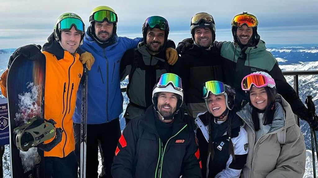 Adrián Lasta y Laura Escanes en un viaje a Los Alpes con su grupo de amigos.